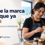 Propietaria de un pequeño negocio preparando sus productos. La imagen dice: «Protege la marca con la que ya vendes. Registro de marca en Honduras».