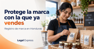 Propietaria de un pequeño negocio preparando sus productos. La imagen dice: «Protege la marca con la que ya vendes. Registro de marca en Honduras».